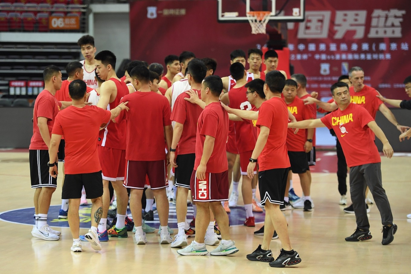 小组赛阶段中国男篮场均得分赛会第3 命中率&三分命中率都是第1